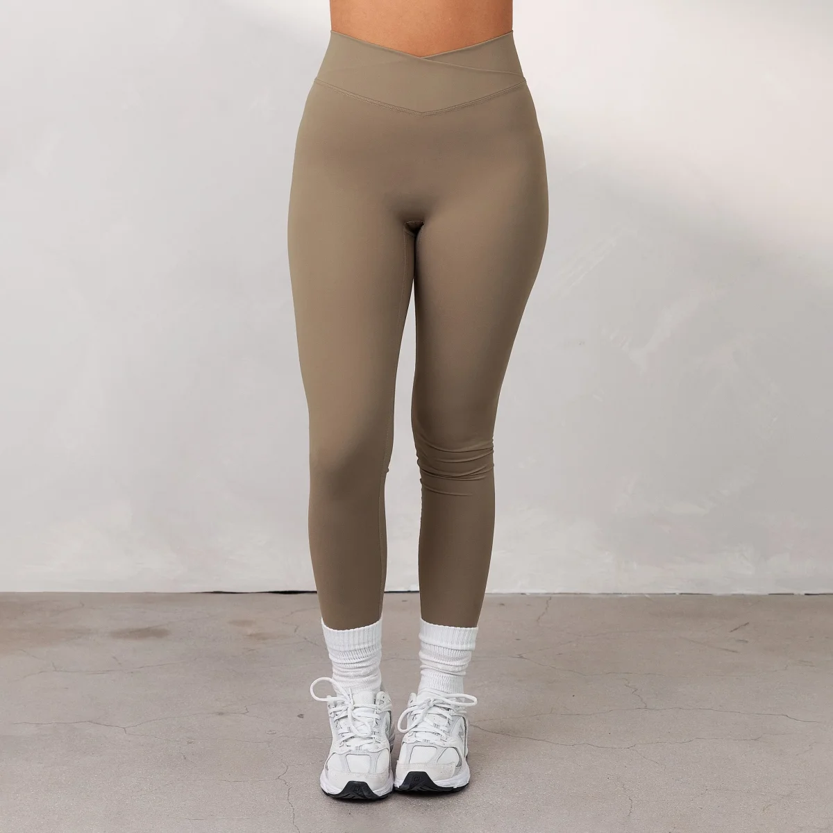 Silhouette Crossover Leggings - Dune de Sable – Image 2