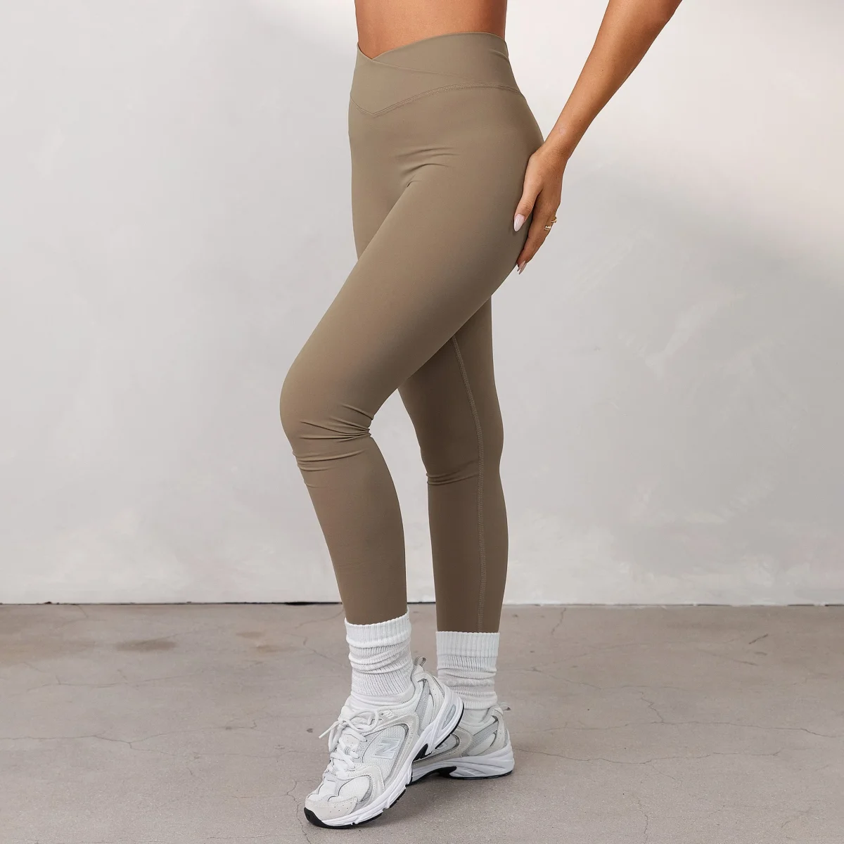 Silhouette Crossover Leggings - Dune de Sable – Image 3