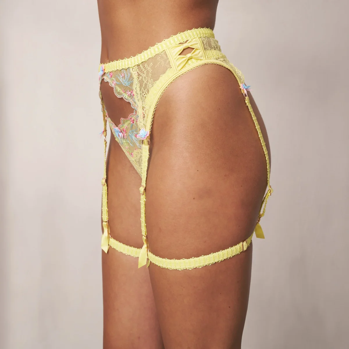 String et Porte-jarretelles Ilianna Intimates (Ensemble) - Jaune – Image 3