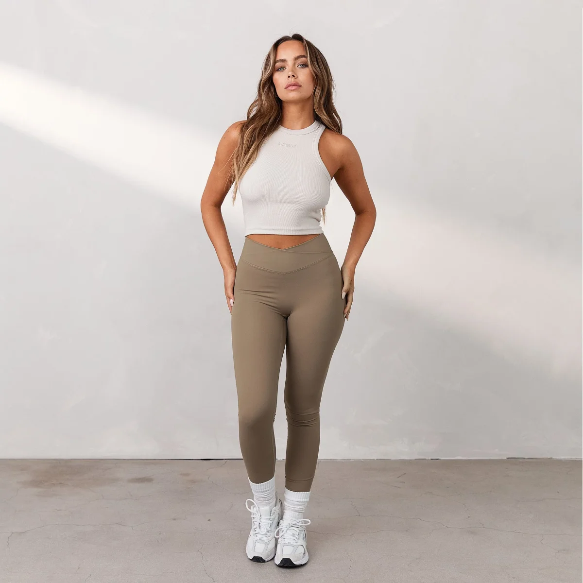 Silhouette Crossover Leggings - Dune de Sable – Image 7
