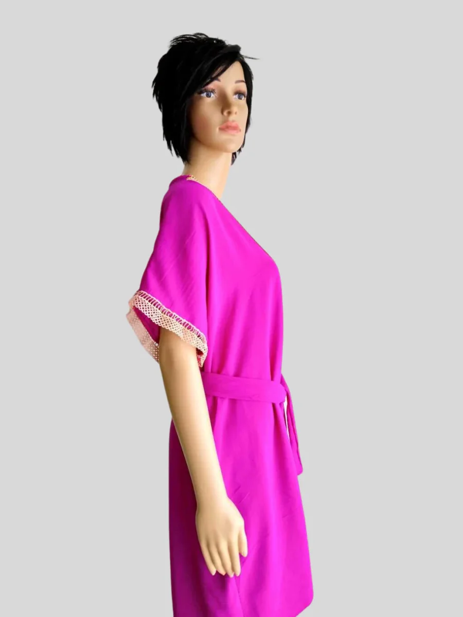 Robe ROSE FUCHSIA avec col en dentelle – Image 4