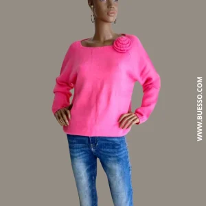 Pull rose col bateau avec une fleur sur l'épaule