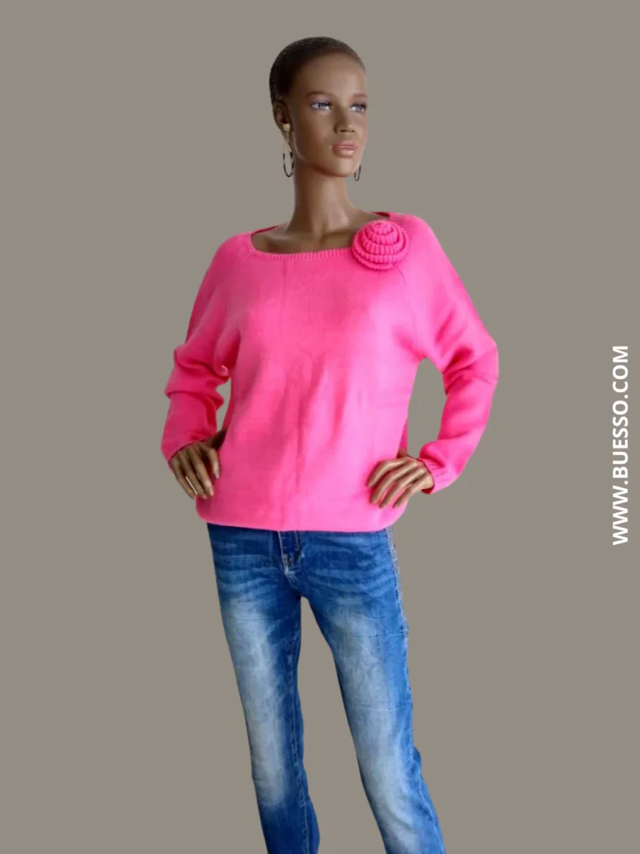 Pull rose col bateau avec une fleur sur l'épaule