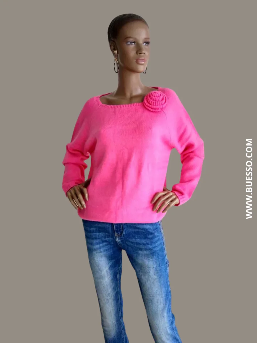 Pull rose col bateau avec une fleur sur l'épaule – Image 3