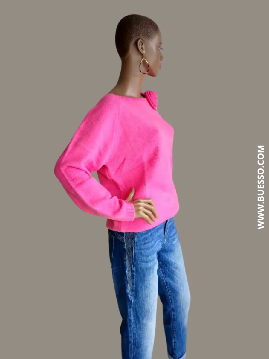 Pull rose col bateau avec une fleur sur l'épaule – Image 4