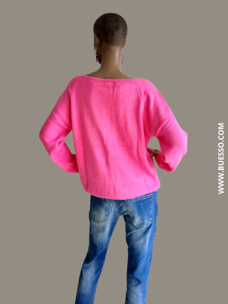 Pull rose col bateau avec une fleur sur l'épaule – Image 5