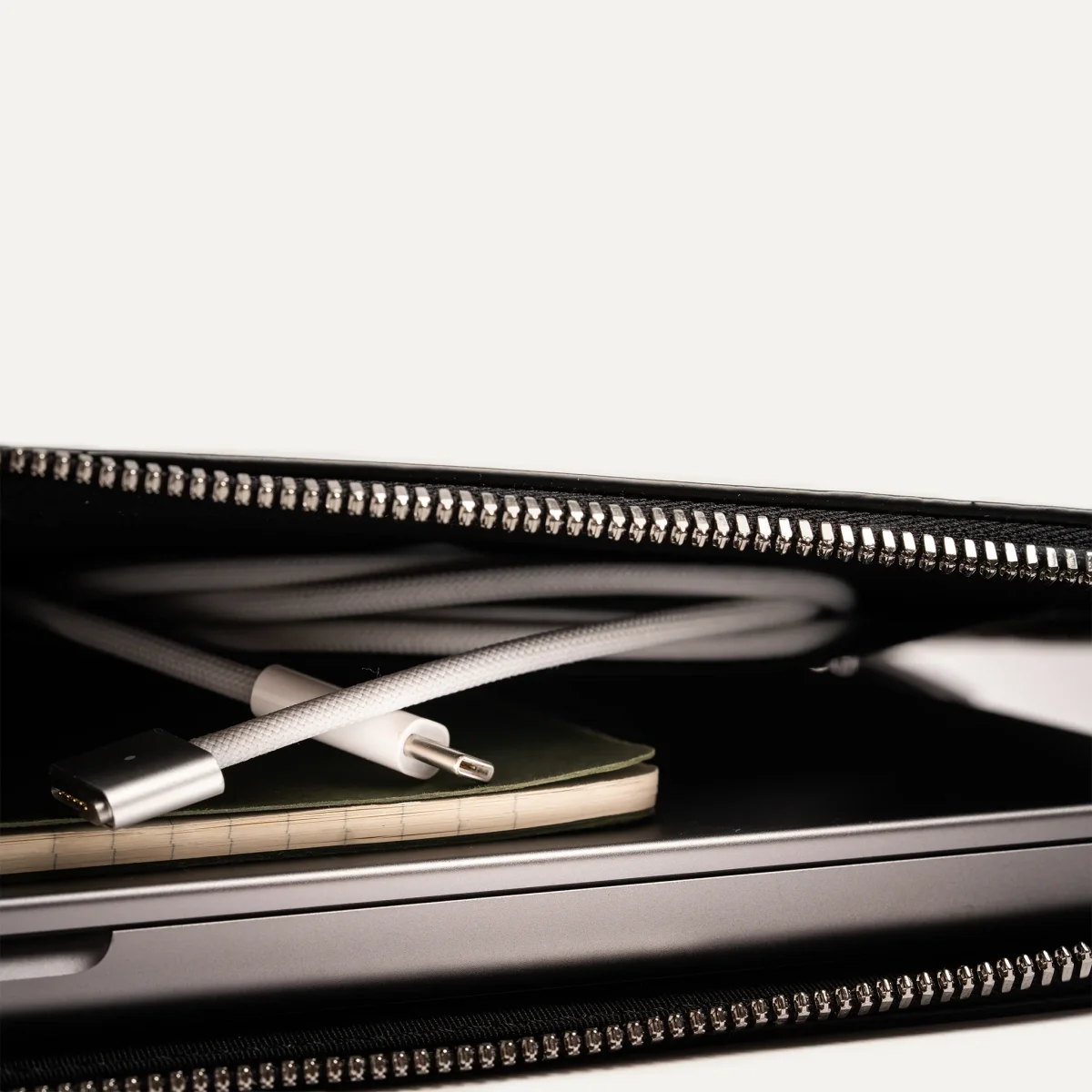 Pochette ordinateur en cuir ~ MAYA - NOIR – Image 6