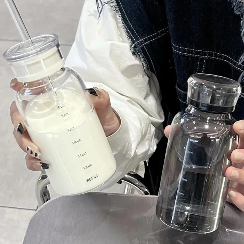 Bouteille D'eau en Verre avec Paille – Image 3